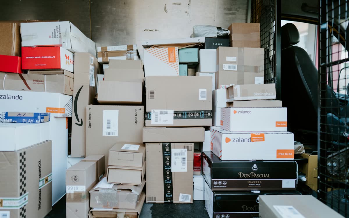 Des cartons d'expédition empilés à l'arrière d'un véhicule de livraison