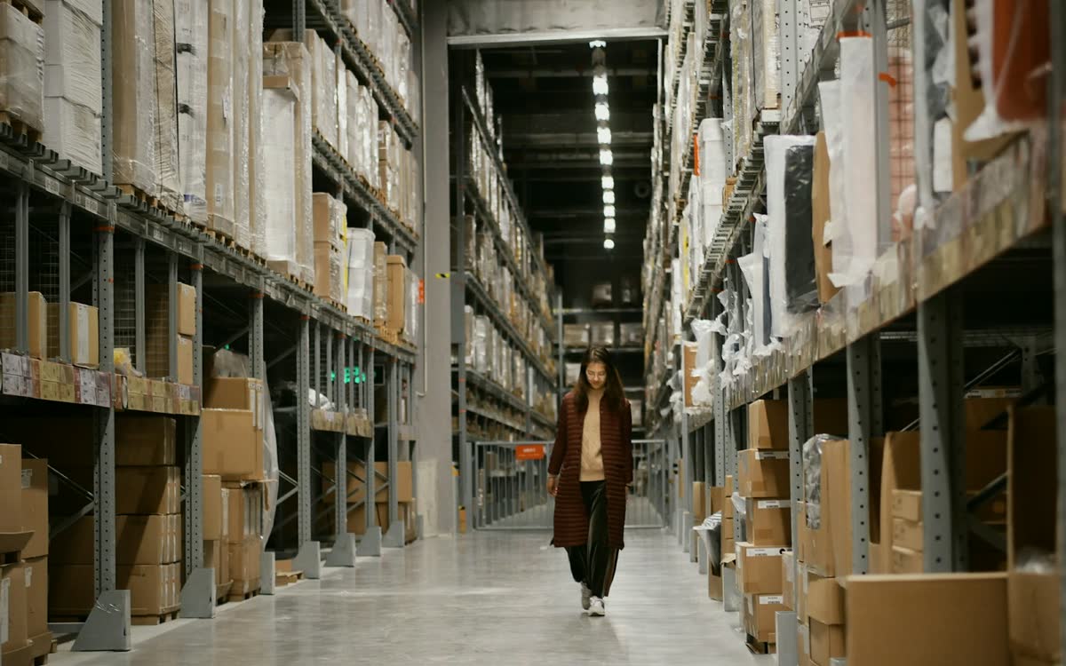 Une allée d'entrepôt bordée de rayonnages chargés de cartons